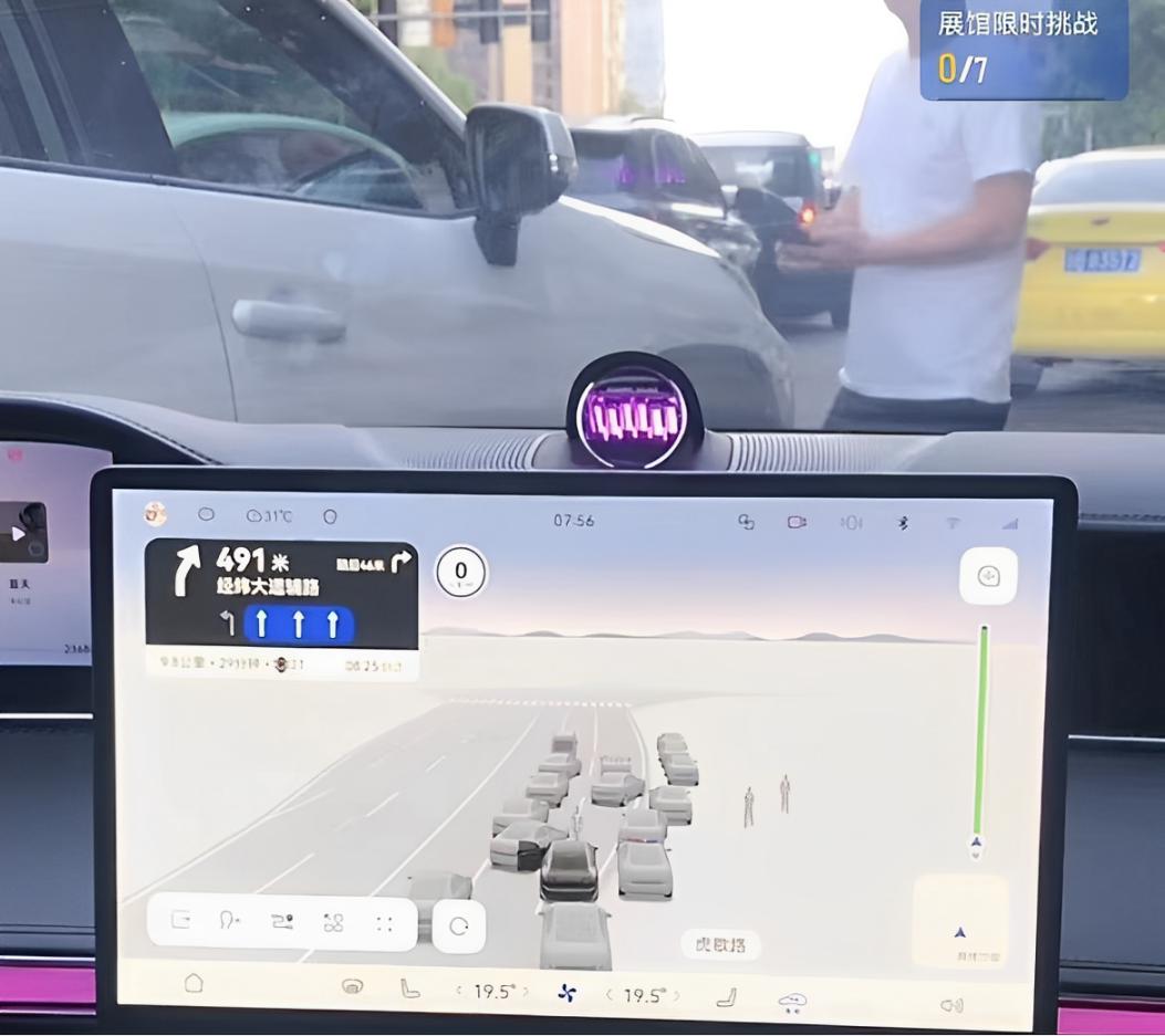 华为鸿蒙智行直播时被撞，AI智驾有望整顿车辆加塞乱象？